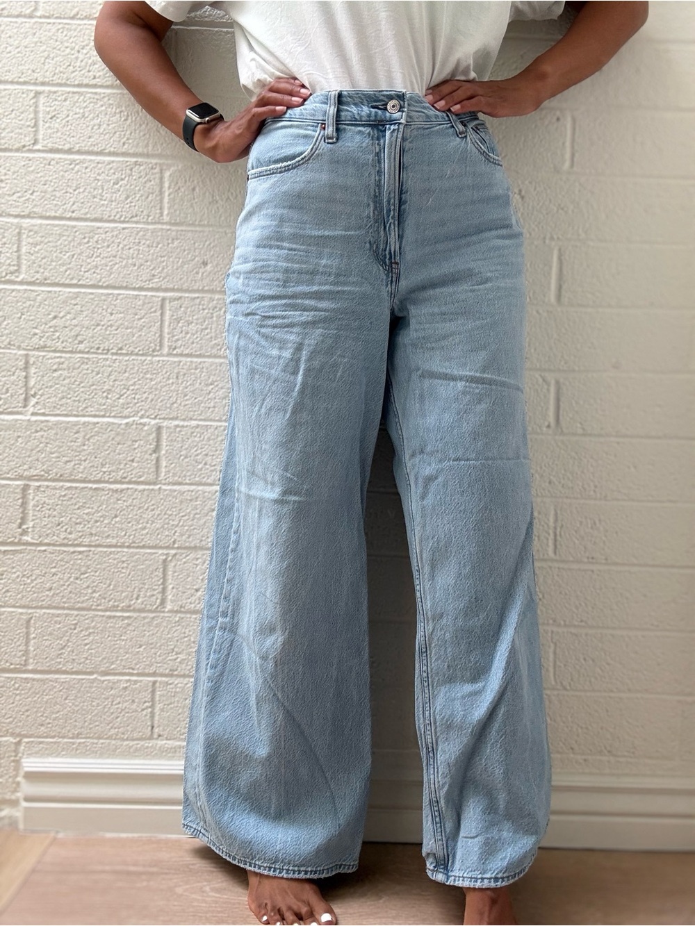 Abercrombie & Fitch The Wide Leg Light Wash High-Rise Jeans Size 31